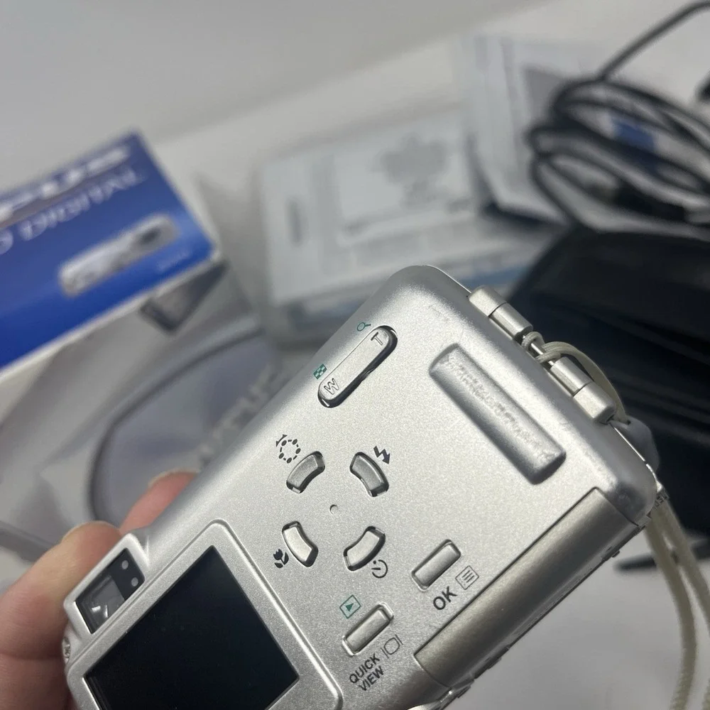 Olympus Stylus 300 Digital Camera 3.2MP, 1.5